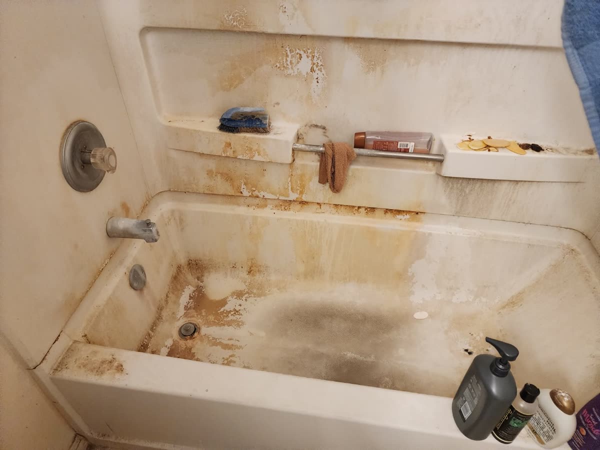 Bathtub before cleaning